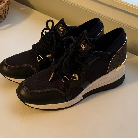 Michael Kors Women’s Black & Gold Liv Logo Mixed- Media Trainer Sneaker size 8.5 - Picture 3 of 9